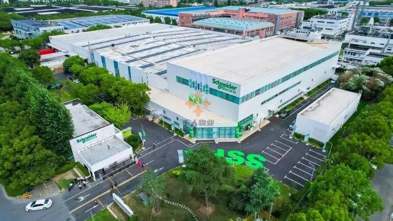 旗舰产品浦东下线直供全球,施耐德电气“零碳工厂”诠释“中国中心”战略